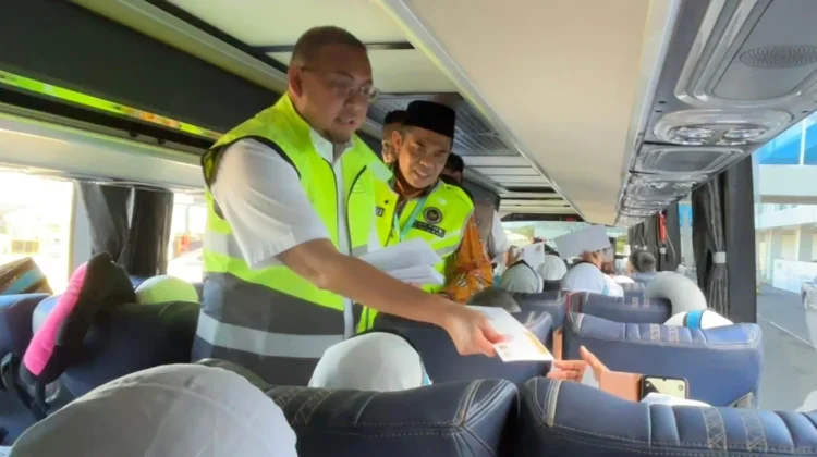 Andre Rosiade & Kakanwil Kemenhaj Lepas Kloter Terakhir Haji Embarkasi Padang