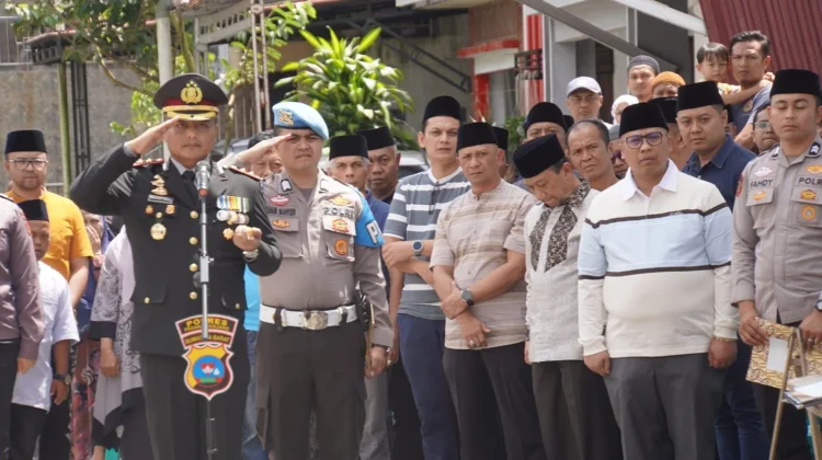 Wako Hendri Hadiri Pemakaman Kasi Propam Polres Padang Panjang