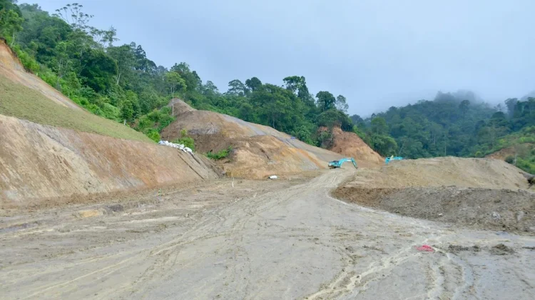 Pembersihan Material Longsor di Agam Berlanjut pada Km 82 Koto Mambang-Balingka