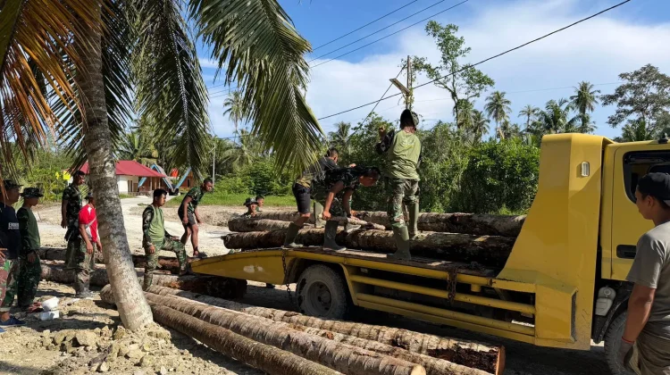 Satgas TNI Bersama Warga Bangun Jembatan Kokoh Mentawai