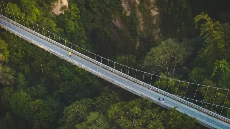 Jembatan Gantung Fenomenal di Sumbar ini Menjadi Spot Foto Menarik