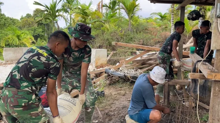 Tak Kenal Lelah Satgas Karya Bakti TNI Kejar Progres Rehab Musholla Al Huda
