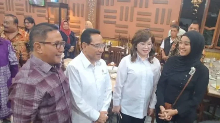 Kuliner Ayam Pop Legendaris Bukittinggi Jadi Persinggahan Wamenkes RI