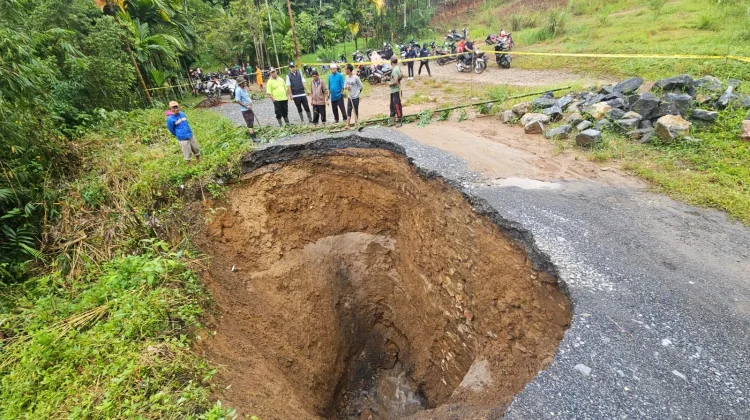 Jalan di Situjuah Limapuluh Kota Amblas Mirip Sinkhole