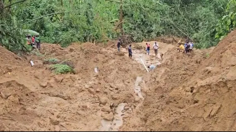 Jalan Situjuah Amblas Mirip Sinkhole Isolasi Ribuan Warga