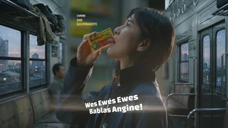 Dian Sastrowardoyo Tampil Elegan dalam Iklan Terbaru Antangin JRG
