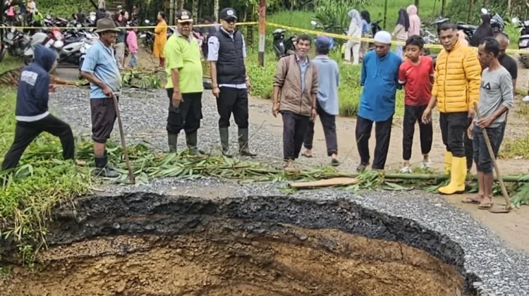 Lubang Mirip Sinkhole Belum Ditimbun, DPRD Limapuluh Kota Kritisi Kinerja BPBD