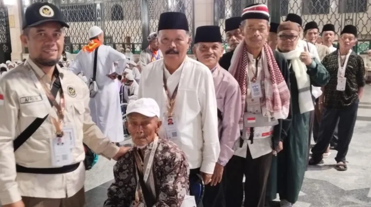 Petugas Kloter PDG 06 Kawal Kesehatan dan Ibadah Jemaah