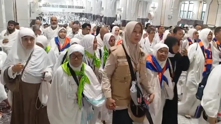 Kisah Mengharukan Petugas Haji Dampingi 287 Jemaah Padang