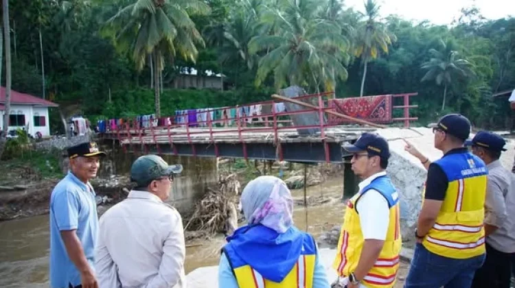 Pasca Luapan Batang Tompo, Bupati dan BPJN Sumbar Tinjau Jembatan Rusak di Taluak