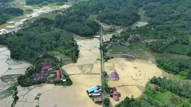 Curah Hujan Tinggi, Sejumlah Nagari di Tanah Datar Dilanda Banjir dan Longsor