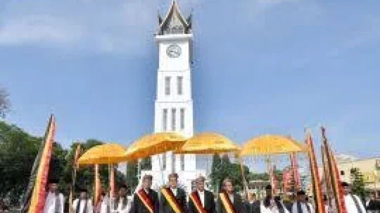 Pawai  Pembukaan Alek Nagari Satu Abad Jam Gadang