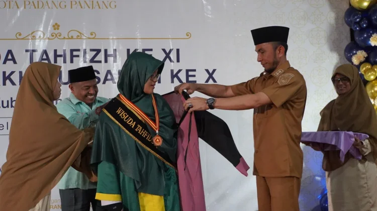 SDIT Ma’arif Padang Panjang Wisuda 40 Hafiz dan 76 Siswa Angkatan X