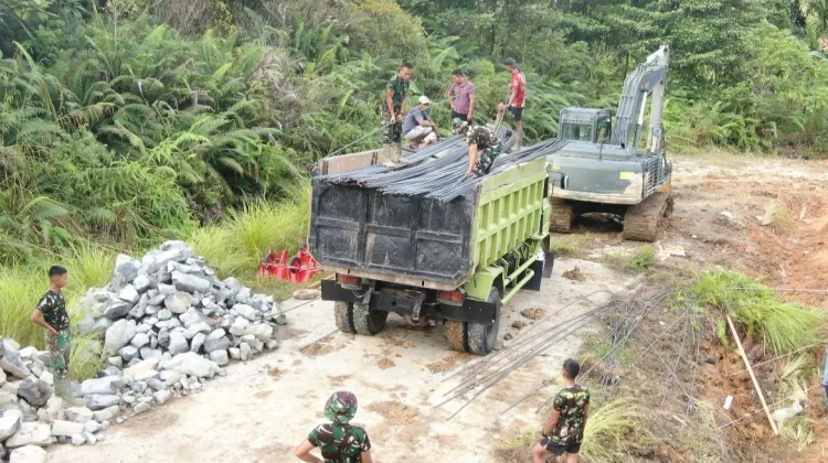 Satgas TNI AD Turunkan Material Jembatan Penghubung Mentawai