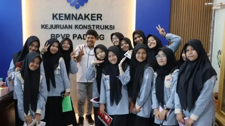 Siswa MAN 2 Bukittinggi Jelajahi Industri BPVP Padang