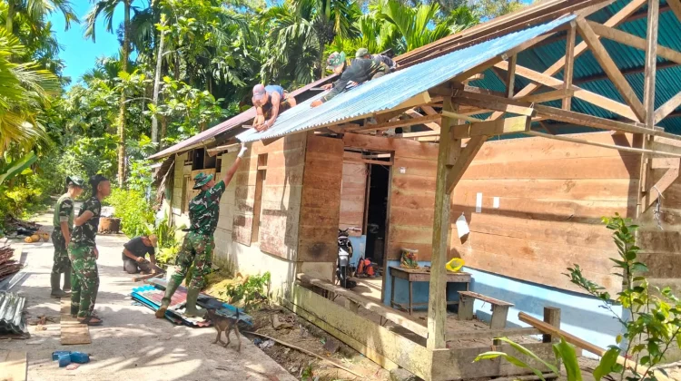 Satgas Karya Bakti TNI Kejar Target Pekerjaan Rehap Rumah di Desa Sioban
