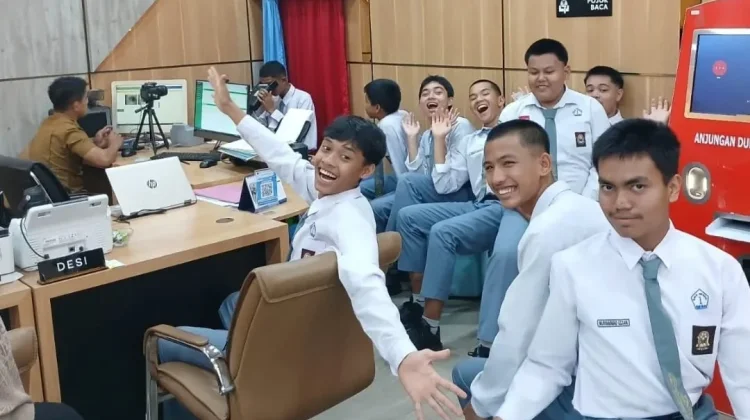 110 Pelajar SMAN 1 Padang Panjang Ikuti Perekaman KTP-el di 3 Lokasi
