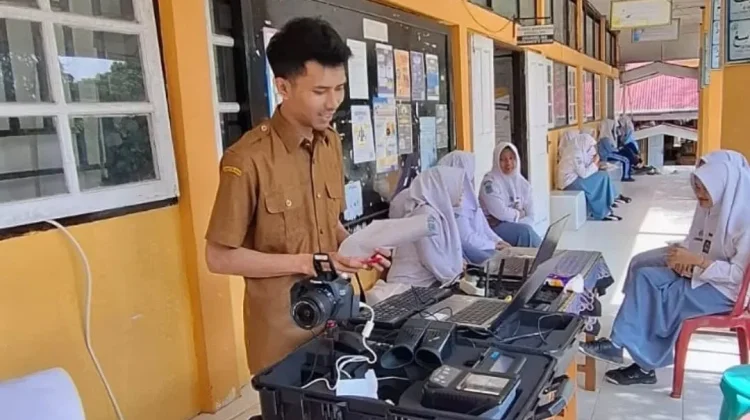 Dukcapil Goes To School: 200 Siswa SMAN 2 Padang Panjang Rekam KTP-el