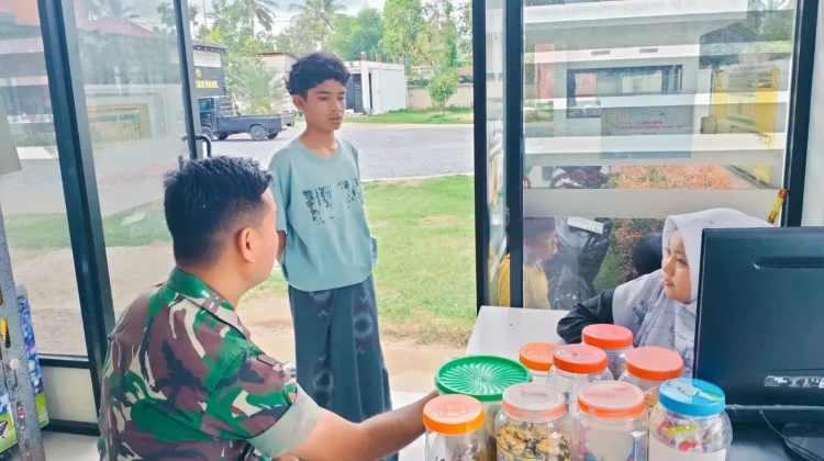 Babinsa Guguk Bahas Kenakalan Remaja Bersama Warga