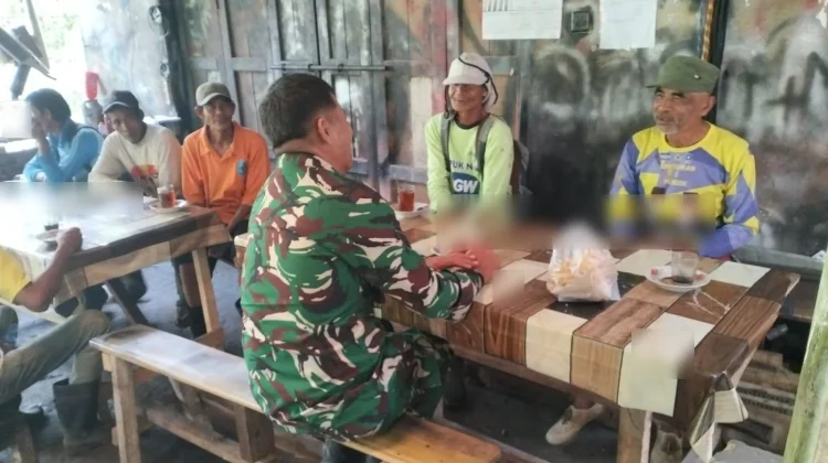 Babinsa Luak Ingatkan Warga Waspada Banjir Longsor
