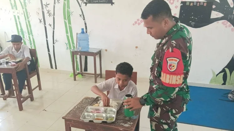 Babinsa Guguak Dukung Makan Bergizi Gratis Siswa