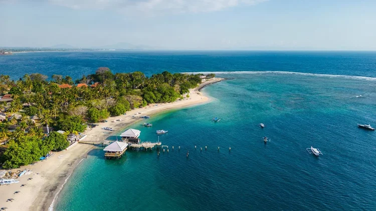 Pantai Senggigi, "Pesona Senja Indah di Ikon Wisata Lombok"