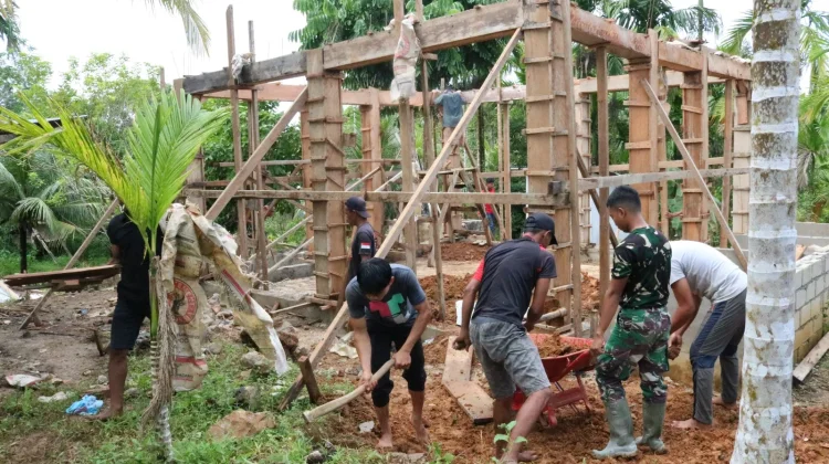 Satgas Bersama Warga Percepat Pembangunan Musholla Bukit Pamewa