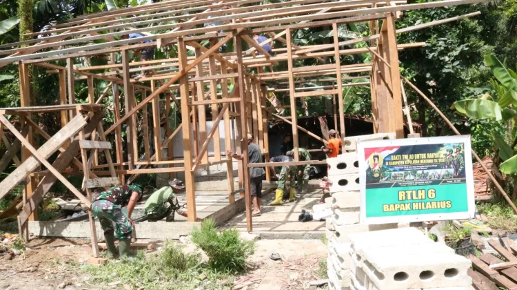 Satgas Karya Bakti TNI Terus Maksimal Pekerjaan, 1 Unit Rumah Desa Sioban Masuk 50 %