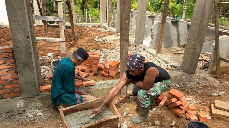 Satgas Genjot Pembangunan Musholla Bukit Pamewa Hingga Tuntas Pemasangan Bata