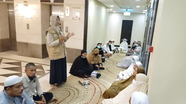 Pembimbing Ibadah Kloter 14 Padang Ajak Jemaah “Mengetuk Pintu Langit” di Arafah