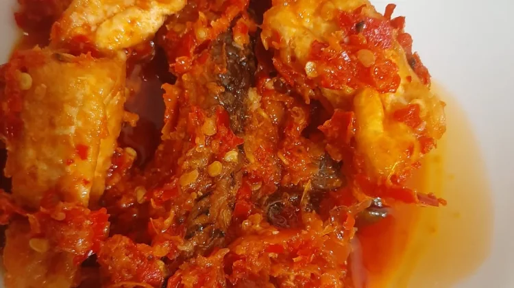Ikan Rayo Balado yang garing, gurih, dan pedas campur kentang
