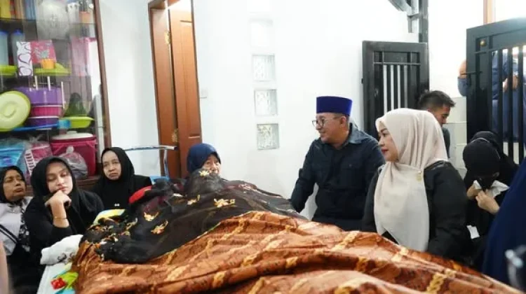 Bupati Eka Putra Melayat ke Rumah Duka Dewan Kehormatan PMI Tanah Datar
