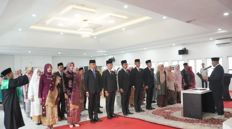 Hendri Arnis Ambil Sumpah Jabatan 33 ASN Pemko Padang Panjang