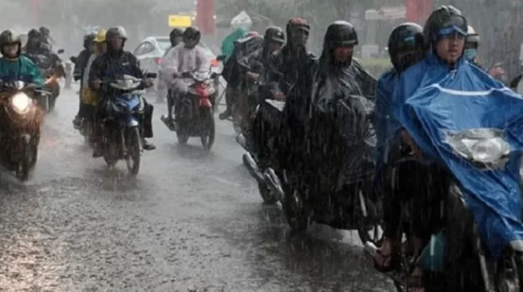 Tips Aman Berkendara saat Hujan pada Bulan Ini