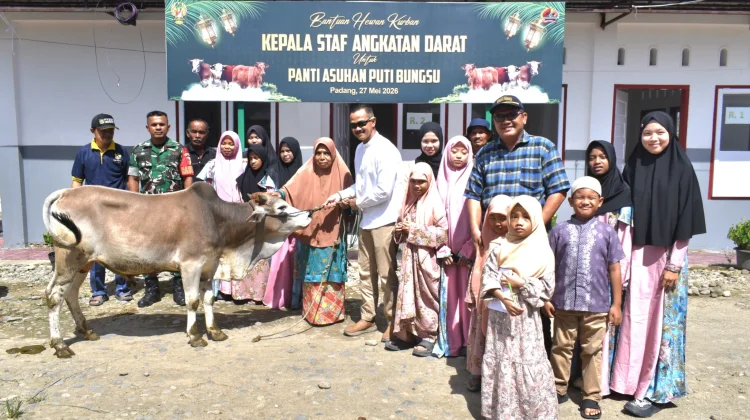 Korem 032/Wbr Salurkan 3 Ekor Sapi Kurban Bantuan Kasad