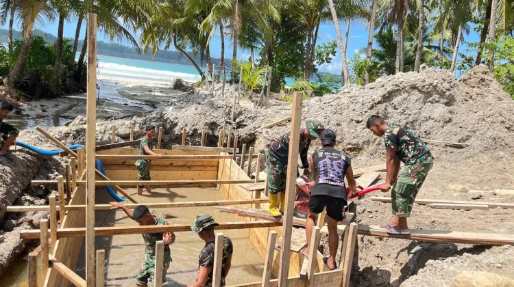 Pengecoran dasar Jembatan Gobik dikebut Satgas TNI AD Mentawai