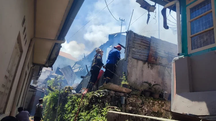 Damkar Bukittinggi Padamkan Kebakaran Rumah Kayu Kubu