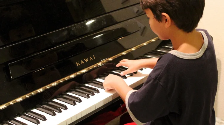 Bermain Piano, Aktivitas Edukatif yang Terbukti Bermanfaat untuk Anak