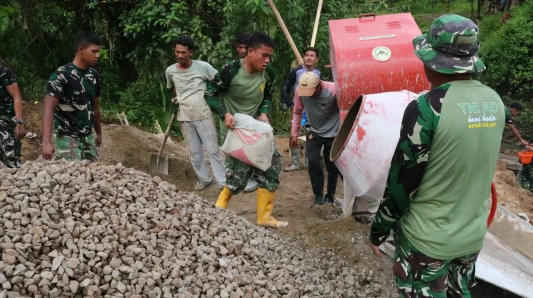 Satgas Karya Bakti TNI Mentawai Kebut Pengecoran Jembatan Penghubung Dua Desa
