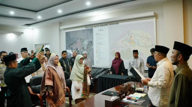 Hendri Arnis Lantik Kepsek SMPN 4 dan SDN 3, Perkuat Pendidikan Karakter