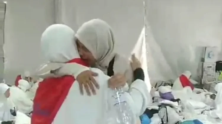 Kehadiran Yuni Yelfia Pecahkan Haru Jamaah Asal Bukittinggi di Arafah