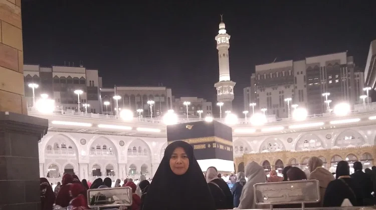 Tugas ikhlas Menjadi Anugerah, Gemerlap Ka'bah Menggetarkan Hati Yuni Yelfia