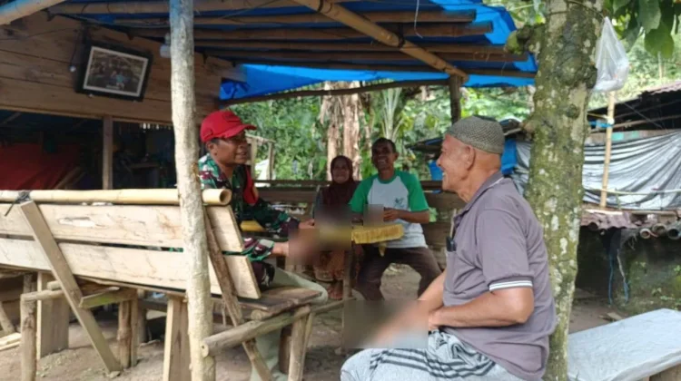 Babinsa Tungkar Ajak Warga Jaga Keamanan Qurban