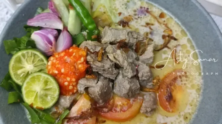 Soto Betawi yang creamy dan kaya rempah khas Jakarta