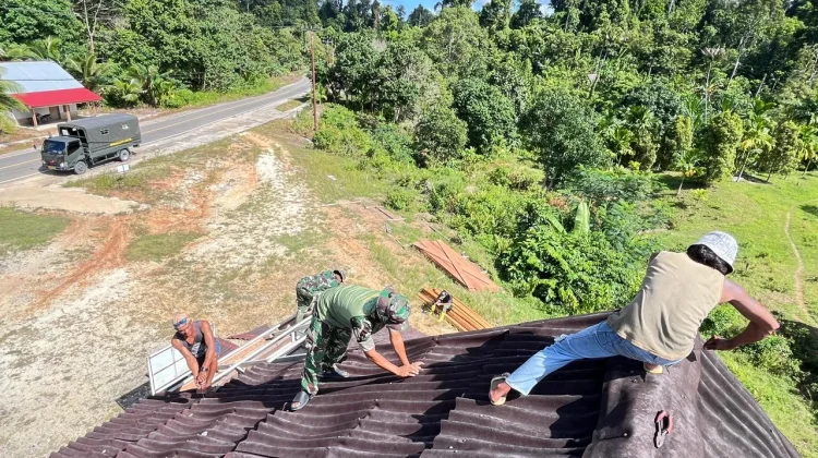 Satgas Karya Bakti TNI AD Mentawai Mulai Bongkar Atap SDN 27 Beriuluo