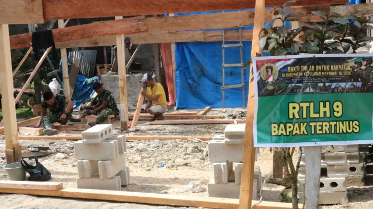 Satgas Karya Bakti TNI AD Mentawai Rakit Kuda-Kuda RTLH Milik Tertinus Karoniet