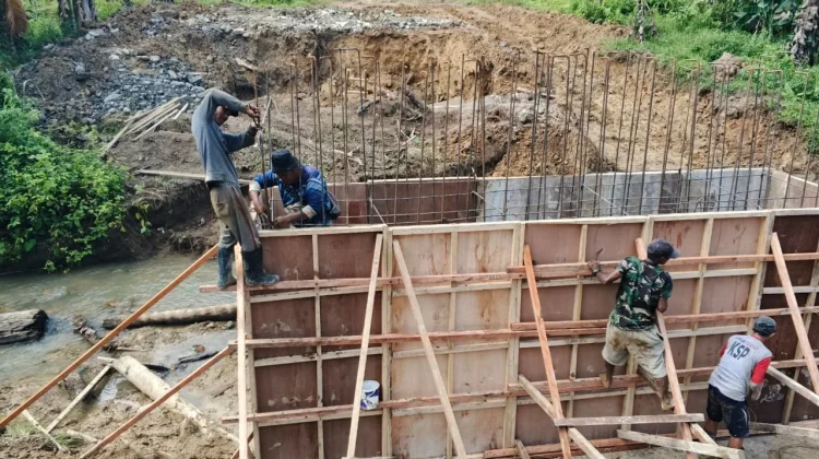Satgas Karya Bakti Kebut Pembangunan Jembatan Penghubung Dua Desa