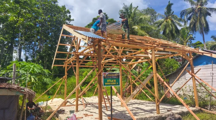 RTLH Robert Kian Rampung Satgas TNI AD Masuki Tahap Pemasangan Atap