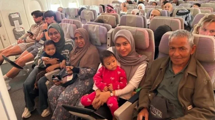 Menembus Bayang Rudal, Tawakal Mengantar Hafni Pon ke Amsterdam