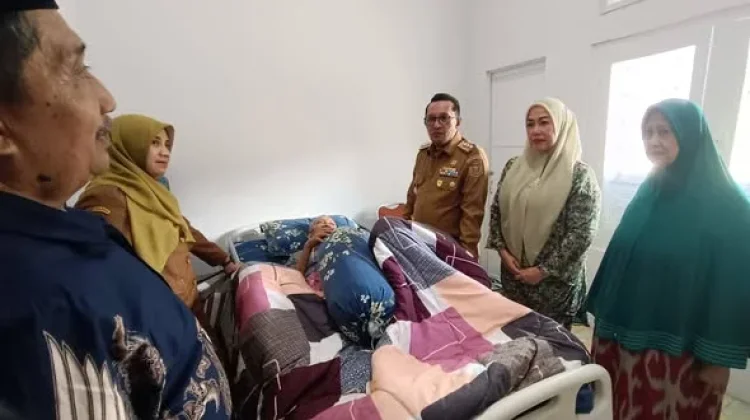 Bupati Tanah Datar Eka Putra Kunjungi Mantan Wakil Bupati Aulizul Syuib